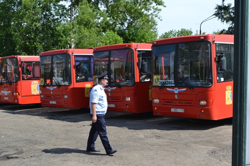 Проверяют на остановках