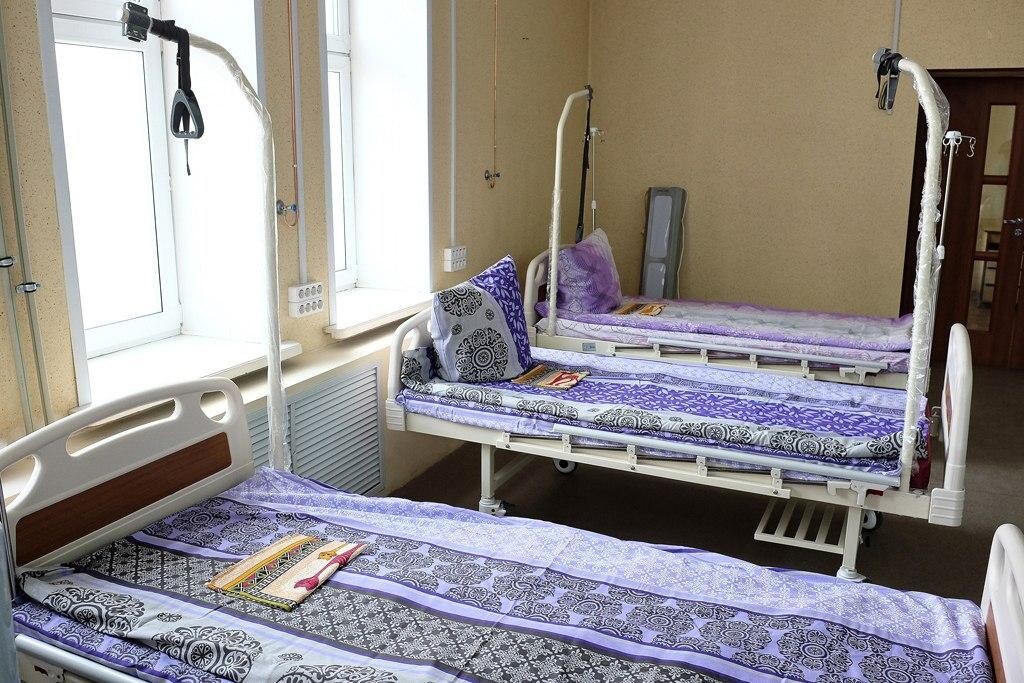 Кировская районная больница астрахань. Больница в г кировское. Палата для инфекционных больных. Кировская инфекционная больница. Больница в г кировское.