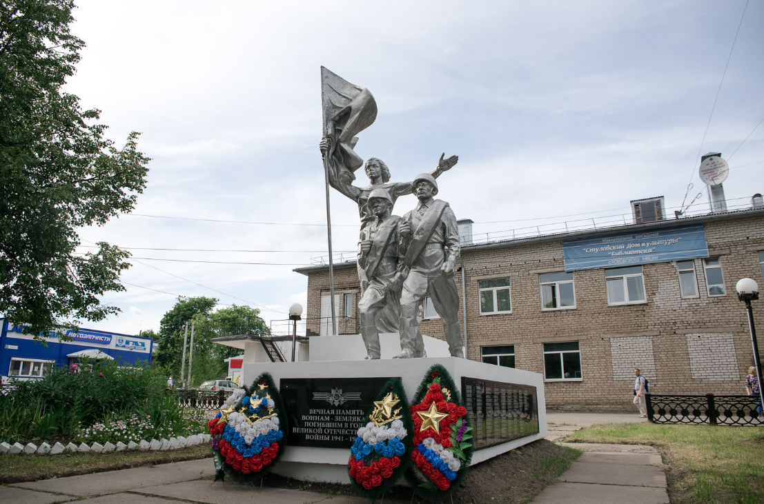 Рахим Азимов возложил цветы к обновленному памятнику героям войны в д.  Стулово Слободского района