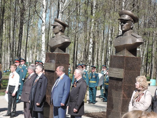 Кировские маршалы. Парк Победы бюсты маршалов Киров. Киров парк Победы маршалы. Marshal Киров. Бюсты маршалов Победы.