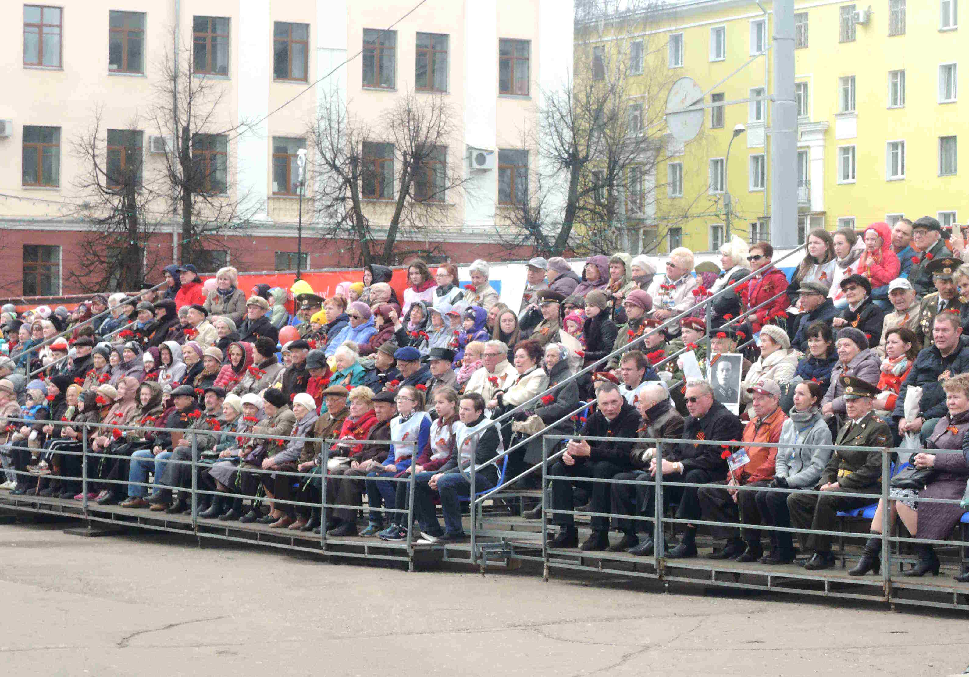 День кировский. Ветераны Киров 9 мая Театральная площадь.