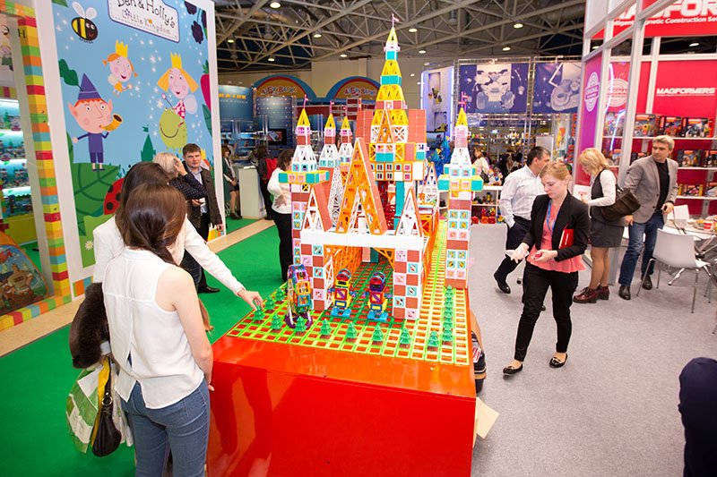 Выставочный мир. Выставка мир детства фото. Выставка детской индустрии в Москве. Стенд для выставки игрушек. Стенд игрушек для малышей на выставке.