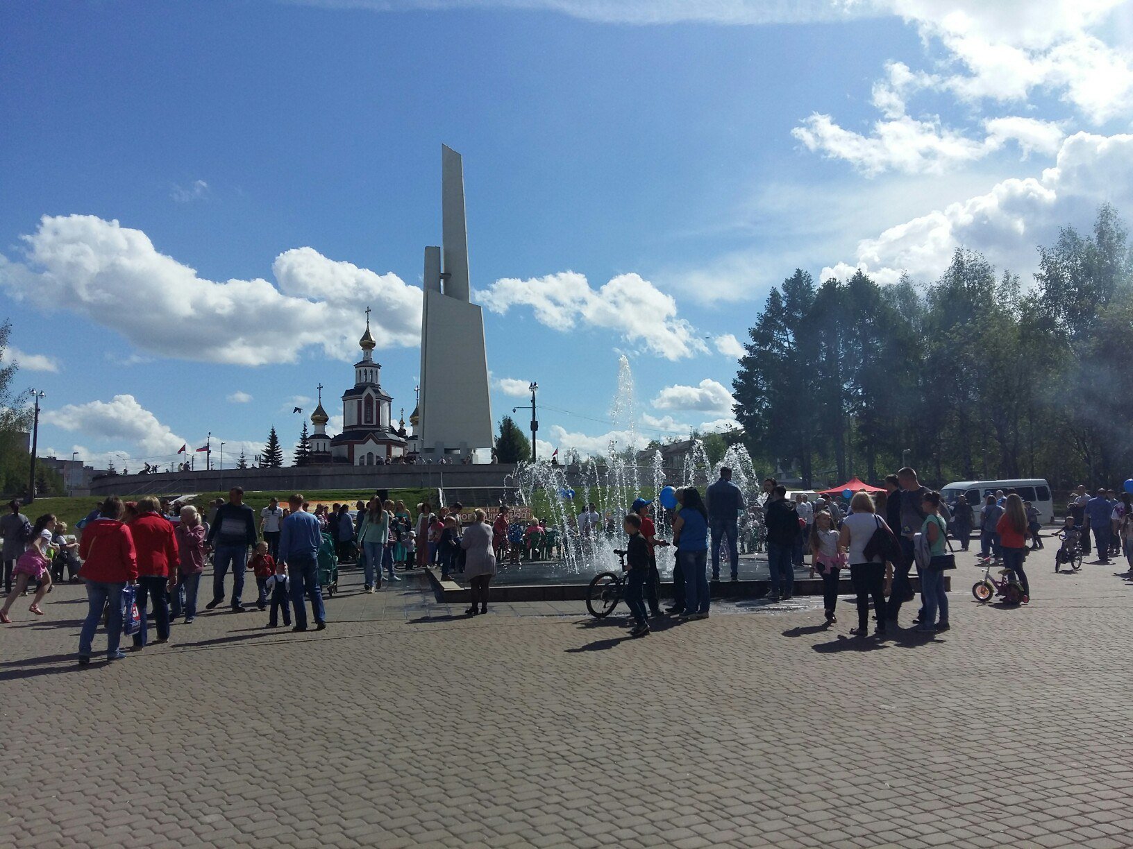 Минуту парк победы. Киров парк Победы аллея. Парк Победы Иркутск. Стелла в парке Победы Киров. Парк Победы (Петрозаводск).