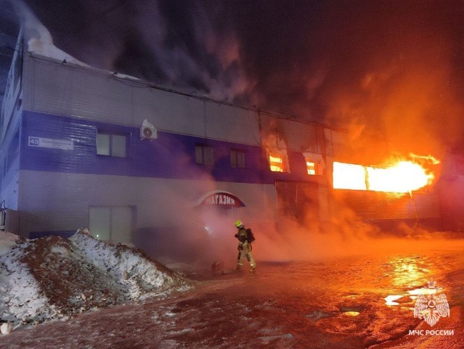 С пожаром на мебельном производстве в Кирове боролись 56 человек