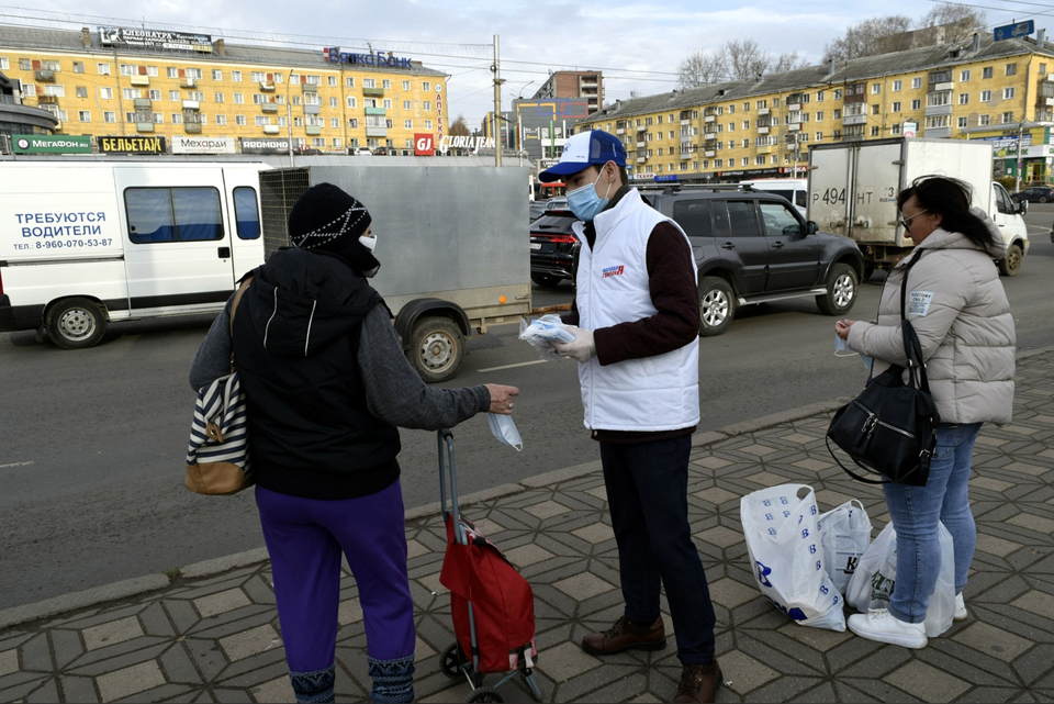 Кировские волонтеры раздадут 100 тысяч масок жителям региона