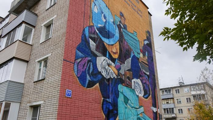 На жилом дома в Нововятске появилось граффити с изображением рабочего