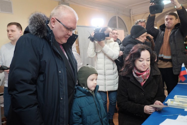 Александр Соколов на голосование взял с собой свою семью
