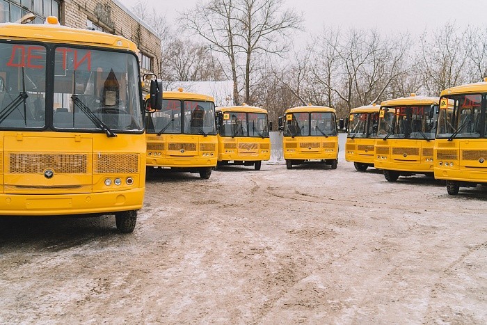 В Кировской области на федеральные средства обновят парк школьных автобусов и машин скорой помощи