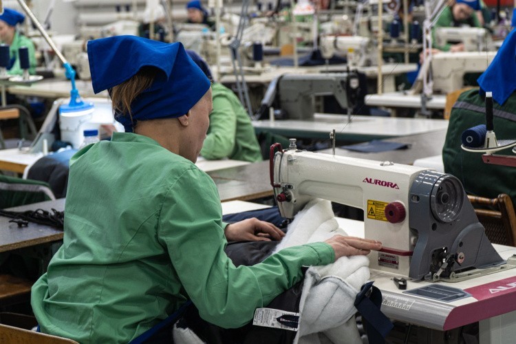 В Кировской области 50 осужденных женщин сошьют 8000 зимних костюмов