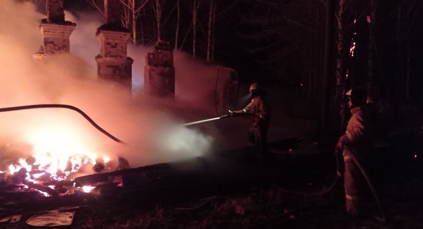 В Кировской области с огнем в школе боролись 20 пожарных