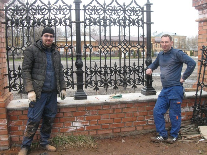 Предприниматели из Подмосковья на средства меценатов создали ограждения для Спасского собора в Кирове