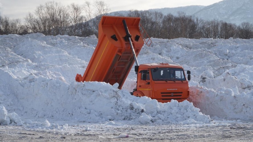 За три ночи подрядчики вывезут снег с 13 участков улиц Кирова