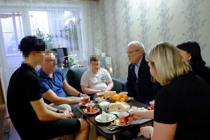 Александр Соколов встретился со семьей мобилизованного из Слободского