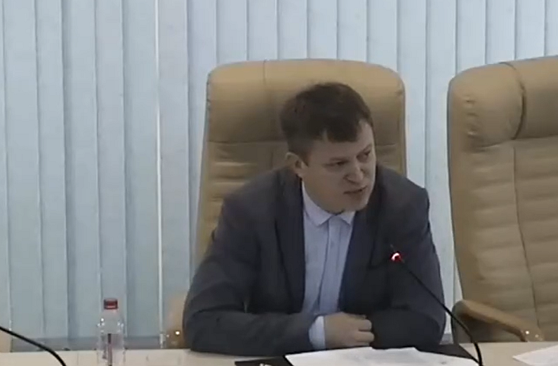 Новости от «Бизнес новостей» Денис Ерохин предложил обсудить маршрутную сеть общественного транспорта Кирова на 2021 год на депутатских слушаниях