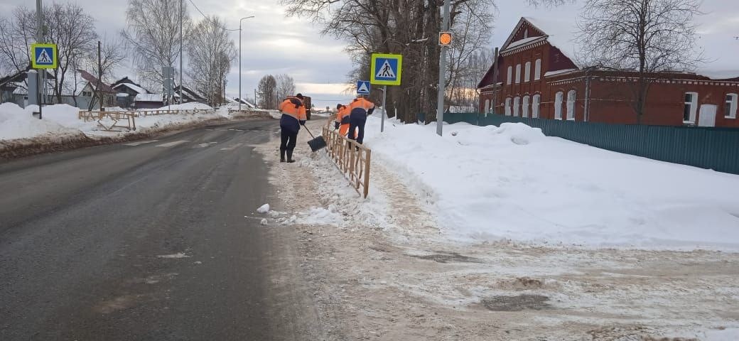 На дорогах Кировской области продолжается уборка снега На дорогах Кировской области продолжается уборка снега