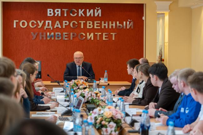 На площадке ВятГУ Александр Соколов встретился с новым составом молодежного совета На площадке ВятГУ Александр Соколов встретился с новым составом молодежного совета