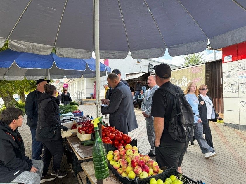 В Кирове у Центрального рынка прошли рейды по незаконной торговле В Кирове у Центрального рынка прошли рейды по незаконной торговле