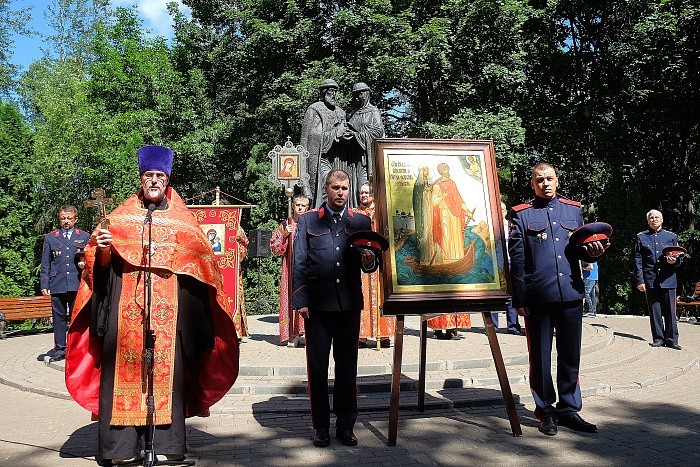 В Кирове прошел традиционный крестный ход в честь святых Петра и Февронии В Кирове прошел традиционный крестный ход в честь святых Петра и Февронии