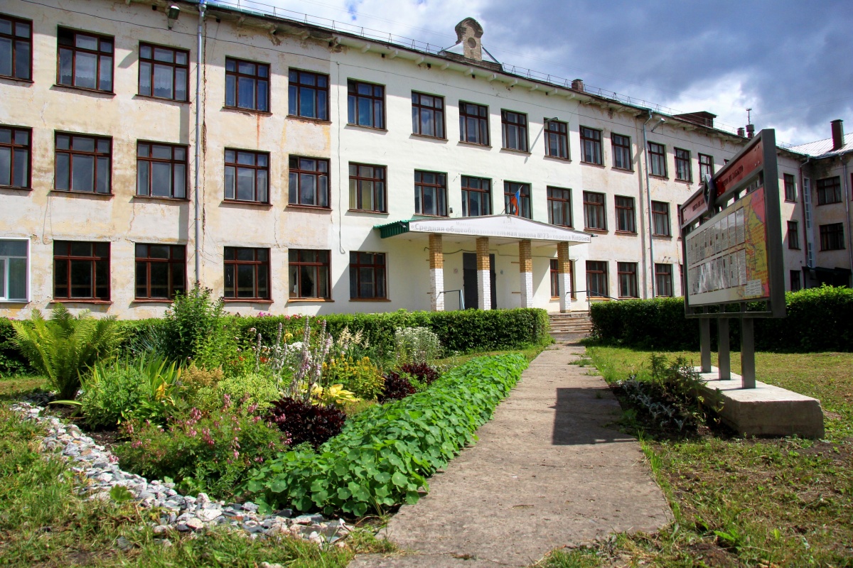 В школе №73 в Кирове отравилось 38 человек – началась проверка