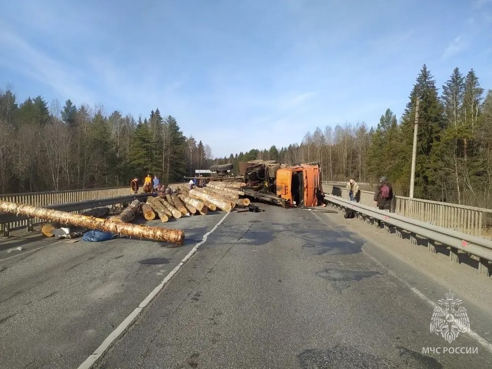 На трассе в Кировской области перевернулся лесовоз (обновлено) На трассе в Кировской области перевернулся лесовоз (обновлено)