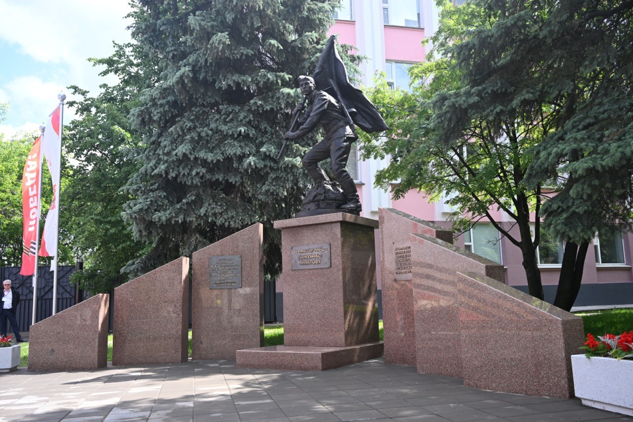 В Слободском открыт памятник Знаменосцу Победы Григорию Булатову В Слободском открыт памятник Знаменосцу Победы Григорию Булатову