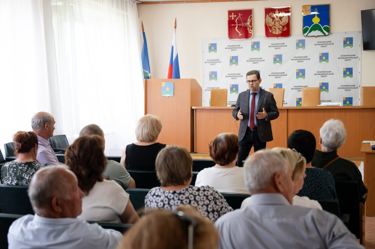 Ветераны Опаринского округа поблагодарили Бориса Веснина за акцию «Добрый урожай» Ветераны Опаринского округа поблагодарили Бориса Веснина за акцию «Добрый урожай»