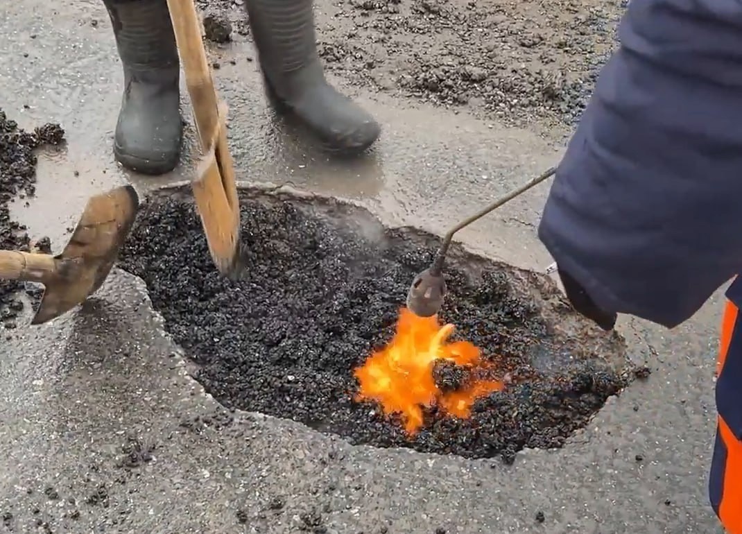 На дорогах Кировской области ведется ямочный ремонт На дорогах Кировской области ведется ямочный ремонт