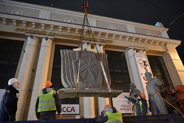 В Удмуртии на фасад Русского драмтеатра вернули скульптуры рабочего и солдата