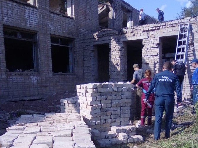 В суд направили уголовное дело о гибели подростка при обрушении стены бывшей школы в Котельниче