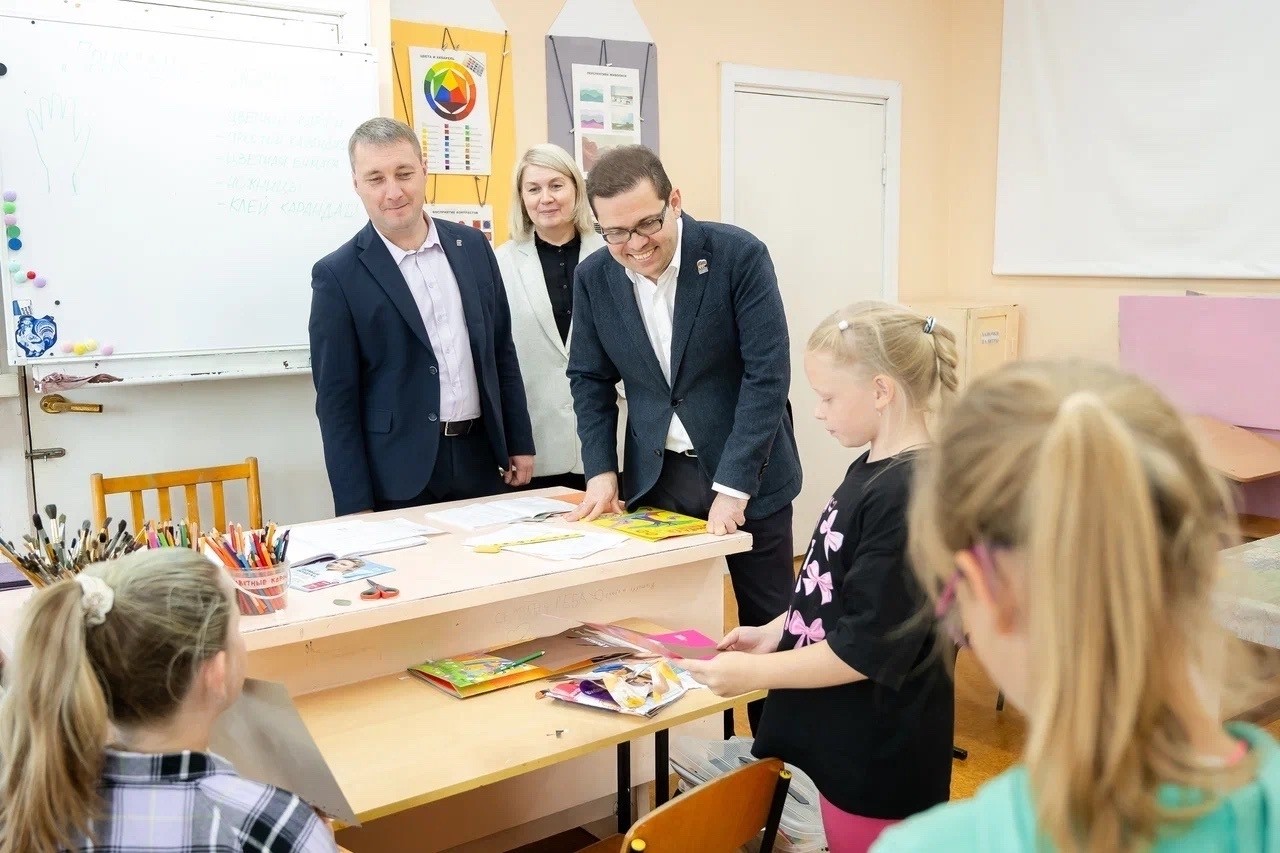 Борис Веснин обсудил перспективы капитального ремонта школы искусств в Котельниче Борис Веснин обсудил перспективы капитального ремонта школы искусств в Котельниче