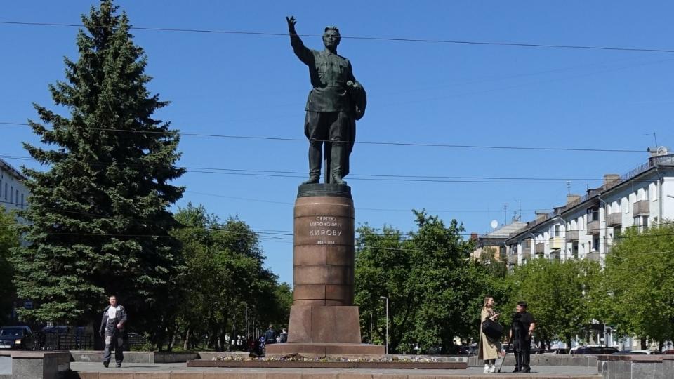 У памятника Кирову в областном центре уберут аварийные деревья