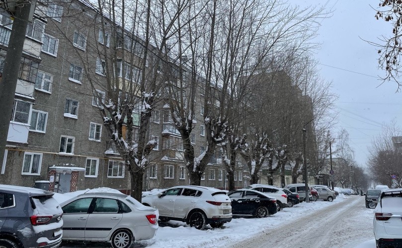 «Зеленые» строители вновь попросили убрать автомобили с трех улиц Кирова