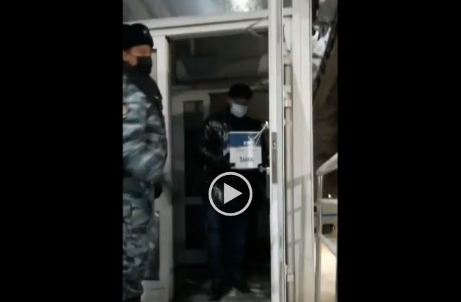 В Кирове из развлекательного клуба полиция вынесла коробки с алкоголем