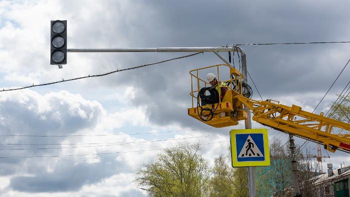 В Кирове начали устанавливать обещанные 10 новых светофоров