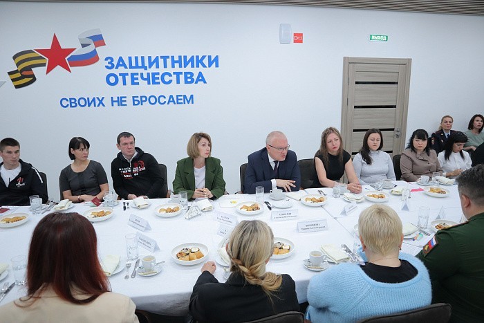 Губернатор Кировской области Александр Соколов встретился с семьями и родными участников СВО