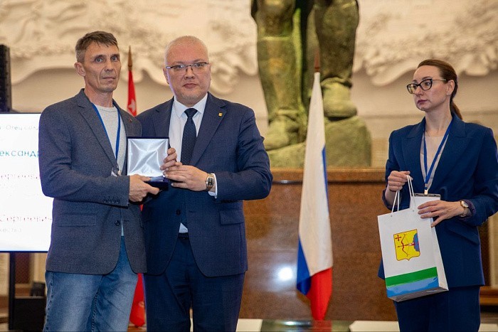 Соколов в Музее Победы вручил кировчанам медали общественного признания «Отец солдата»