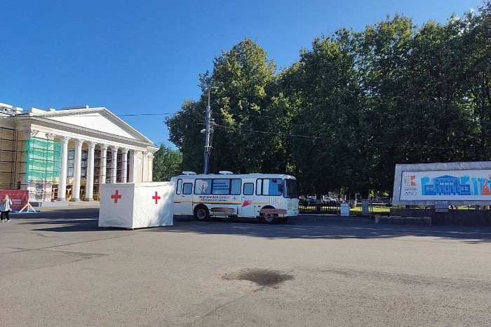 На Театральной площади в Кирове заработал мобильный пункт вакцинации от гриппа
