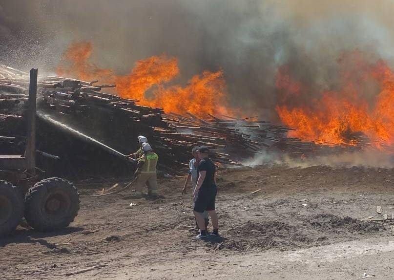 Новости от «Бизнес новостей» Пожар на санчурском предприятии деревообработки тушили силами федеральной пожарной службы 
