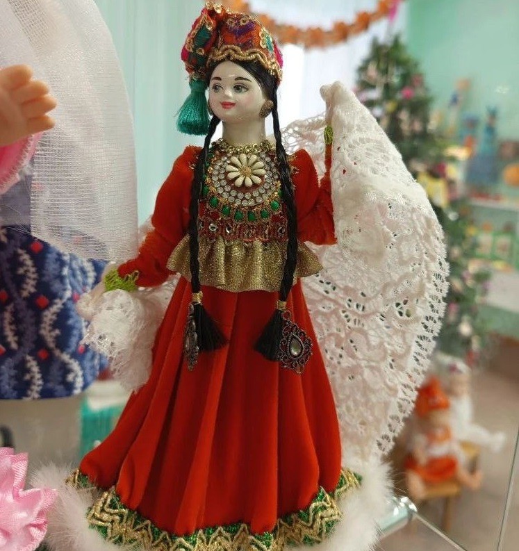 Глава района передала местному музею в Кирсе куклу в национальном костюме Глава района передала местному музею в Кирсе куклу в национальном костюме