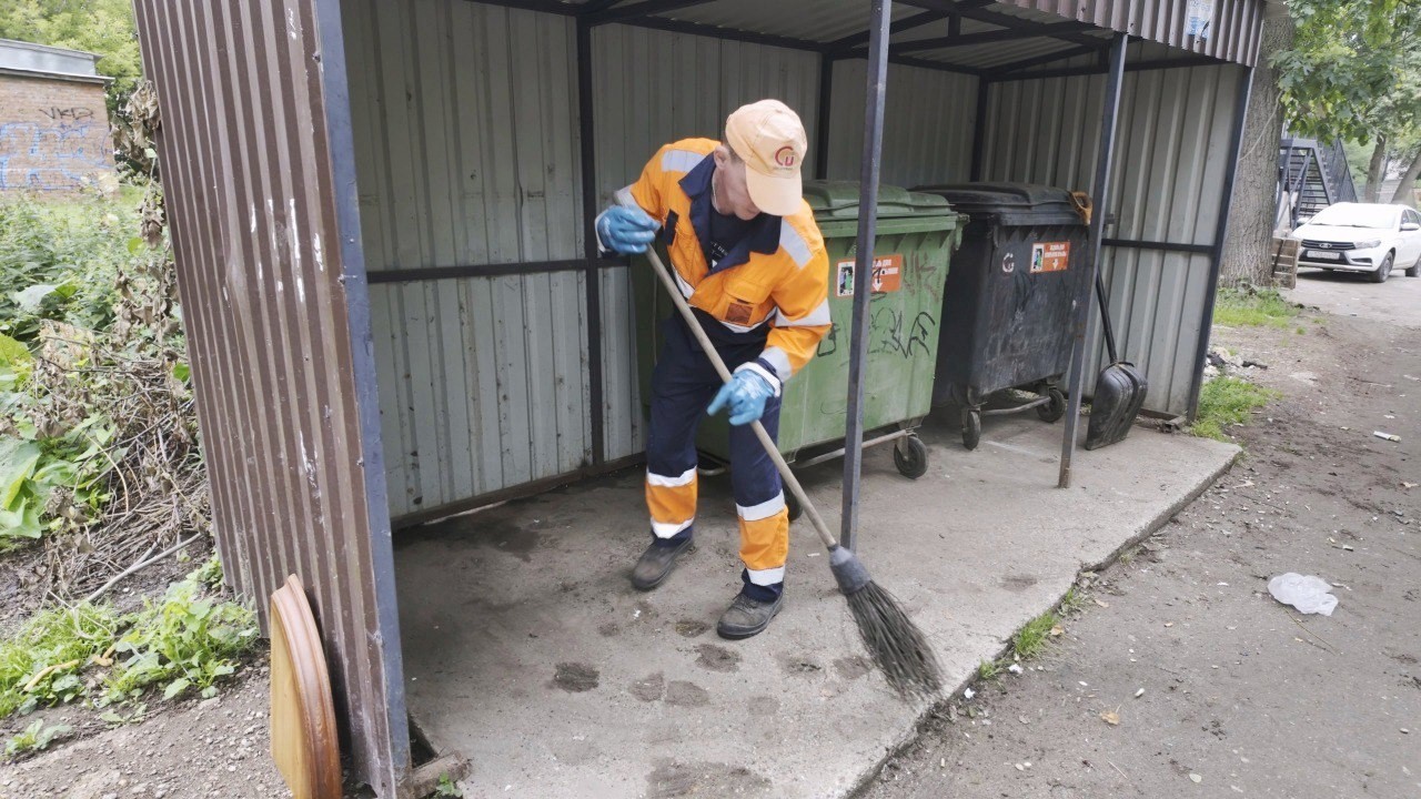 АО «Куприт» наводит порядок: уборка территорий контейнерных площадок в весенний период АО «Куприт» наводит порядок: уборка территорий контейнерных площадок в весенний период