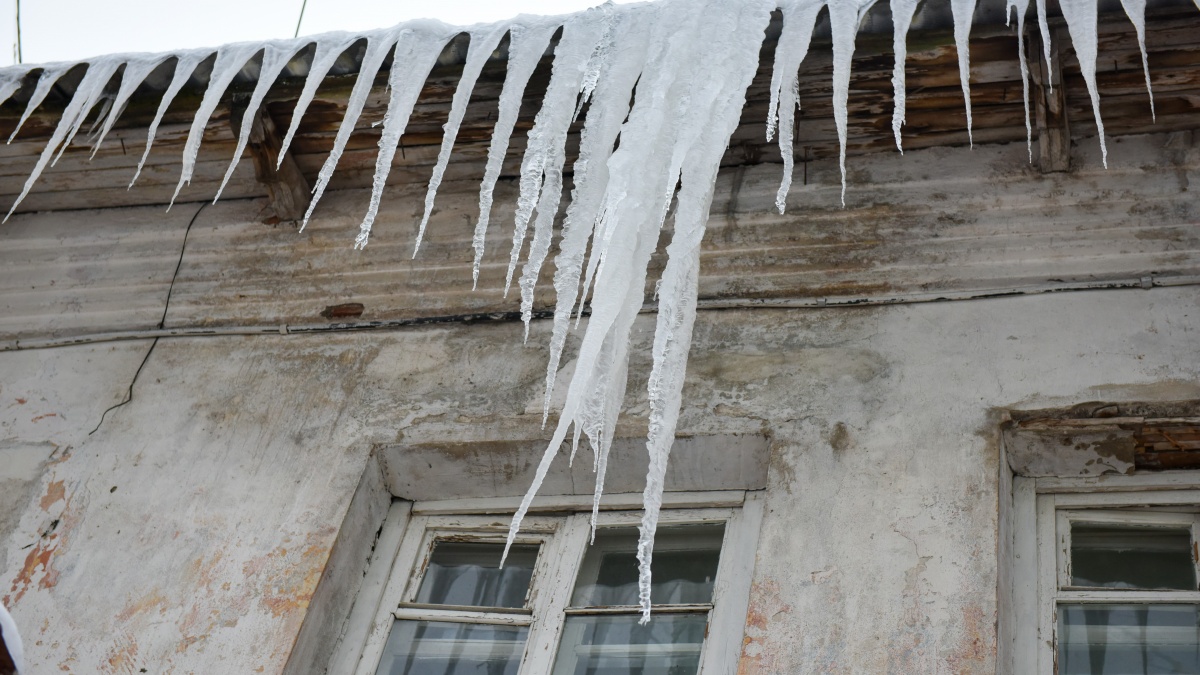 Кировские УК оштрафовали на 1,4 млн рублей за снег и сосульки на крышах