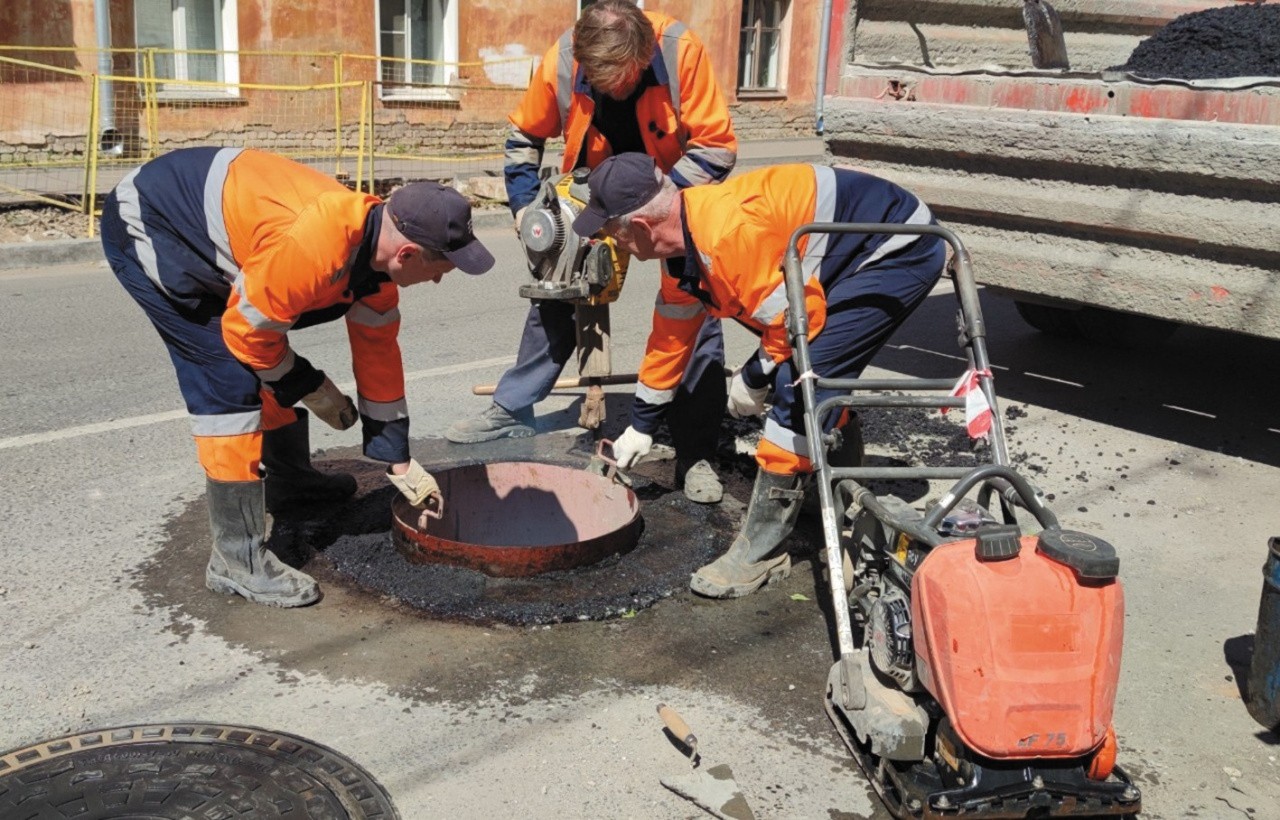 МУП «Водоканал» предложил использовать «плавающие люки» для улучшения  качества дорог в Кирове