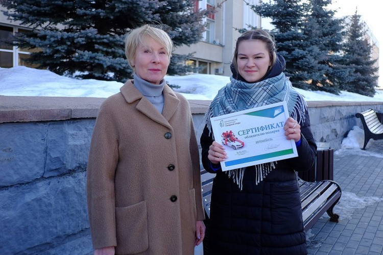 Студентка Кировского педагогического колледжа получила сертификат на машину