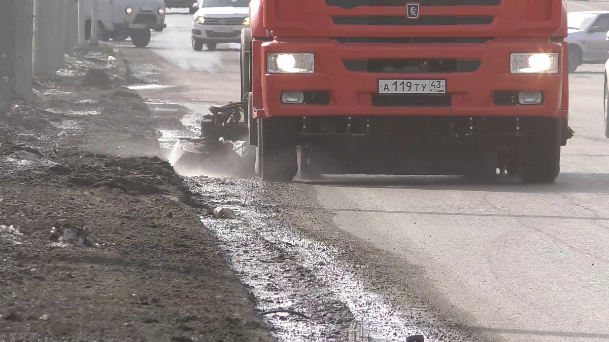 О пыльных бурях: Юрий Шлемензон спросил у водителя уборочной техники, почему тот работает именно так