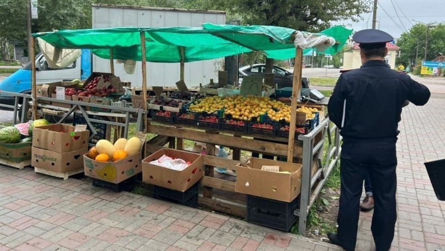 Незаконно торгующего на улице Лепсе предпринимателя обяжут демонтировать лотки с фруктами и овощами