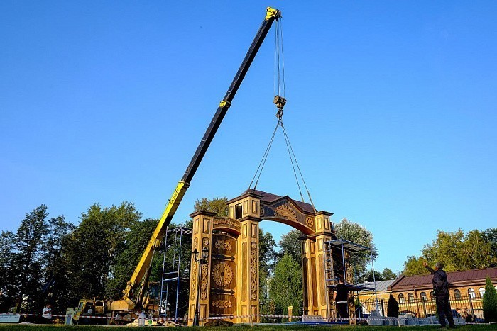 Ворота Русского севера отремонтировали и возвращают на место Ворота Русского севера отремонтировали и возвращают на место