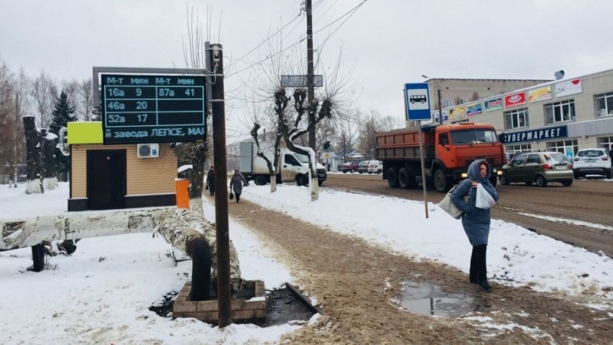 В ЦДС Кирова объяснили затянувшийся ремонт «умных» остановок задержками поставок запчастей