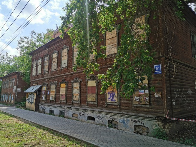 Подлежащие долгому и трудному ремонту фасады объектов культурного наследия затянут баннерами с изображением здания
