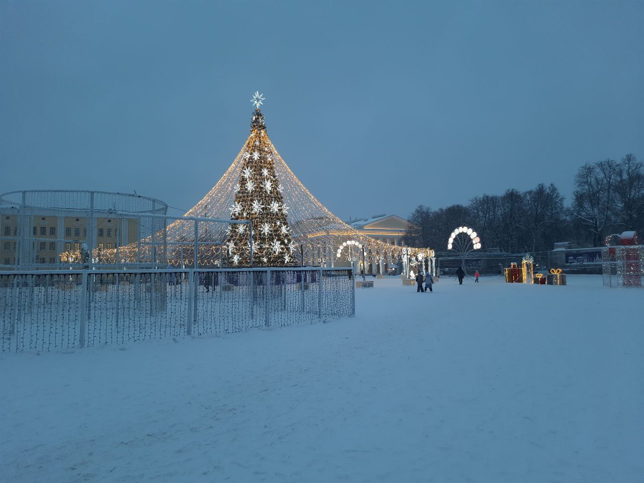 На демонтаж праздничного оформления в Кирове выделили 1,5 млн рублей На демонтаж праздничного оформления в Кирове выделили 1,5 млн рублей
