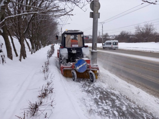 В Чебоксарах дорожники справляются со снежной стихией